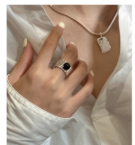 Dettaglio dell'anello largo in argento S925 con texture e onice nera incastonata