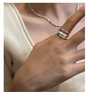 Détail d'une bague géométrique en argent S925 mat à double couche portée au doigt