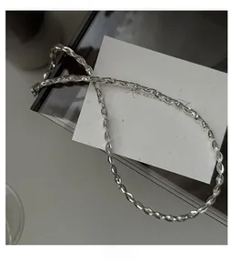 Vue détaillée du collier chaîne serpent en argent sterling S925 tressé à la main