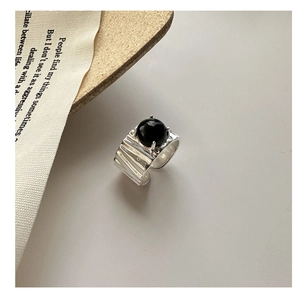 Dettaglio macro dell'anello in argento S925 con onice nera e texture stropicciata