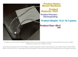 Vue détaillée du collier chaîne serpent en argent S925 avec texture métal torsadée