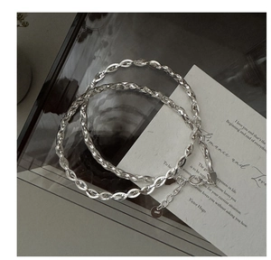 Détail du collier chaîne serpent tressée en argent S925 avec fermoir mousqueton et logo