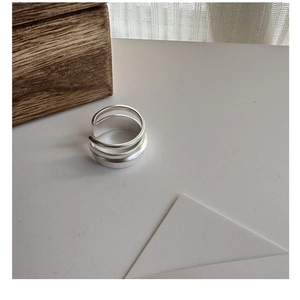 Détail d'une bague double couche ajustable en argent sterling S925 au style épuré