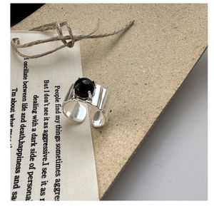 Dettaglio macro dell'anello in argento S925 con onice nera e trama ondulata verticale unica