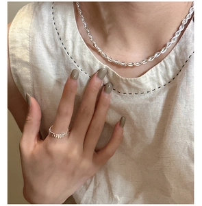 Détail du collier en argent sterling S925 tressé à la main et bague ajourée chic