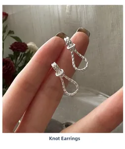 Nahaufnahme der S925 Sterlingsilber Knotenohrringe mit gedrehtem Seildesign