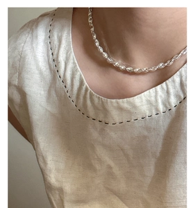 Détail d'un collier chaîne serpent tressée en argent sterling S925 sur un mannequin
