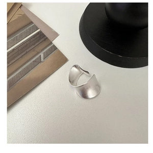 Vue détaillée de la texture mate brossée et de la courbe irrégulière de cette bague