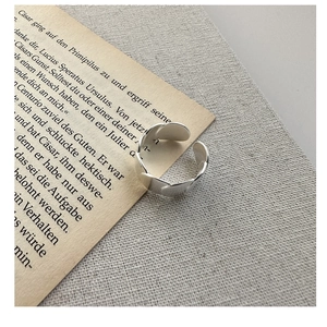 Detailed view of an S925 sterling silver wide open ring with chain texture design