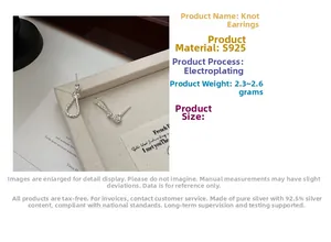 Detailansicht der S925 Sterling Silber Knotenohrringe auf einem weißen Display-Board