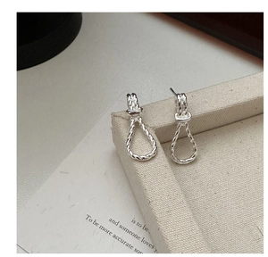 Nahaufnahme von S925 Sterling Silber Knot Ohrringen mit gedrehter Seilstruktur im Detail
