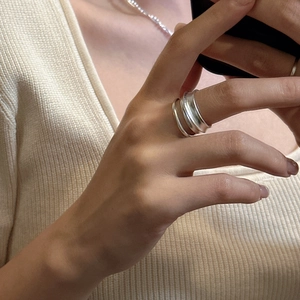 Bague double couche ondulée en argent sterling S925 mat sur le doigt d'un mannequin