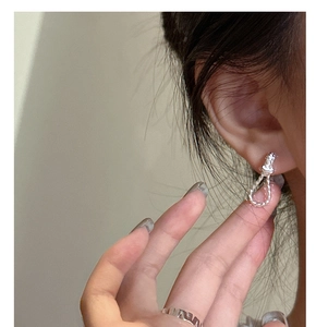 Detailansicht der S925 Sterlingsilber Knotenknoten-Ohrringe im minimalistischen Stil