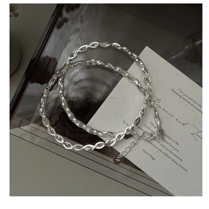 Détail d'un collier en argent S925 avec chaîne serpent tissée et fermoir mousqueton