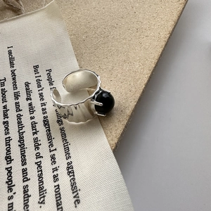 Anello largo vintage in argento 925 con onice nera e trama artigianale unica