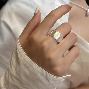 Minimalist S925 sterling silver ring featuring overlapping matte circular geometric discs