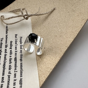 Anello regolabile in argento S925 con texture irregolare e grande pietra di onice nera
