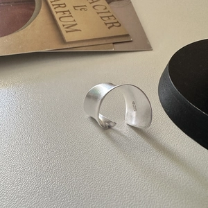 Manchette d'oreille minimaliste en argent 925 avec finition mate et design ondulé