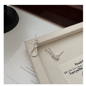 Nahaufnahme von S925 Sterlingsilber Knoten-Ohrsteckern mit poliertem Seil-Design