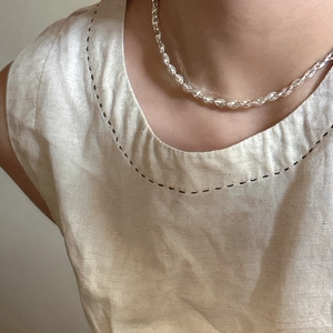 Collier chaîne serpent tressée en argent sterling S925 porté sur tissu en lin