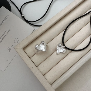 Set di Gioielli a Cuore in Argento Sterling S925 Con Anello a Cuore Martellato e Collana in Cordino Nero Per Donna Stile Ins