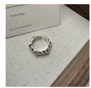 Close-up of S925 sterling silver twisted croissant ring with adjustable open band design