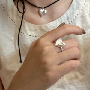 Set anello a cuore e collana in corda nera in argento S925 con texture martellata