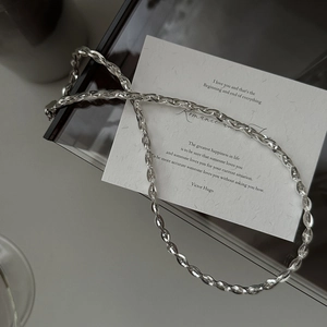 Collier élégant en argent sterling S925 à maille serpent tressée sur carte artistique