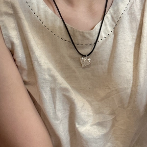 Collana a cuore in argento S925 con texture lavica e cordino nero stile moderno