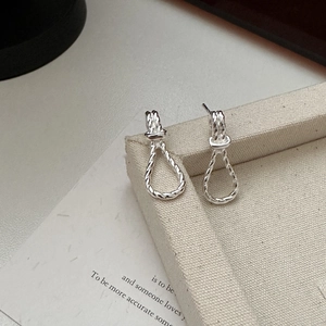 Minimalistische S925 Sterling Silber Knotohrringe mit polierter Oberfläche im Twist-Design