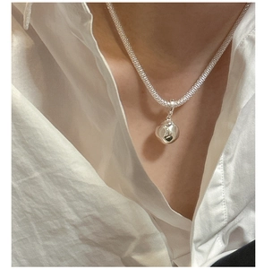 Detail der S925 Sterlingsilber Popcorn-Kette mit strukturiertem Hohlkugel-Anhänger