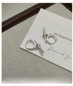 Vue détaillée des boucles d'oreilles OT en argent massif S925 avec poinçon visible