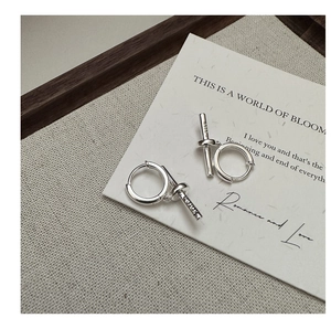 Détail de boucles d'oreilles barre en argent 925 avec poinçon gravé précis