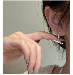 Détail macro de boucles d'oreilles barre en argent S925 avec gravure fine sur métal