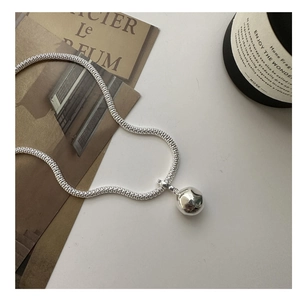Nahaufnahme der S925 Sterlingsilber Schlangenkette mit glattem Kugelanhänger für Damen
