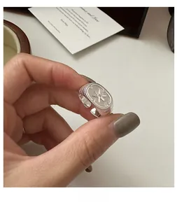 Dettaglio macro dell'anello in argento s925 con esagramma, zircone e motivo a stella