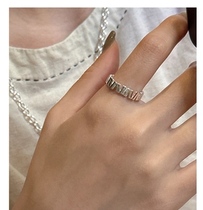 Close-up of S925 sterling silver geometric zigzag hollow ring worn on a finger