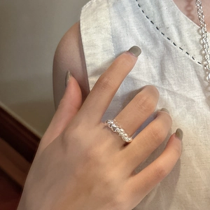 Minimalist S925 sterling silver croissant twisted ring worn on a model finger