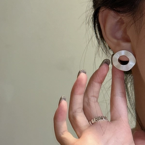 Boucles d'oreilles rondes plissées et bague ondulée en argent sterling S925