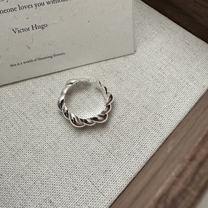 Minimalist S925 sterling silver croissant twisted ring with high polish mirror finish