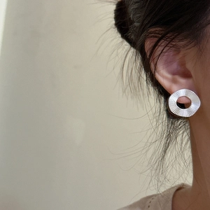 Boucles d'oreilles minimalistes en argent S925 avec design géométrique texturé
