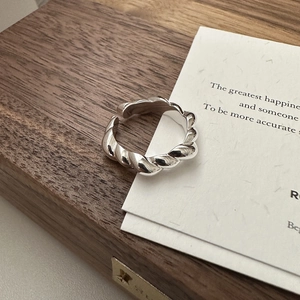Elegant S925 sterling silver croissant ring with twisted texture in an adjustable open design