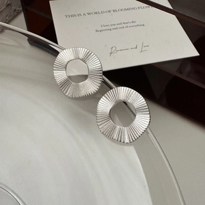 Boucles d'oreilles rondes minimalistes en argent S925 avec texture plissée géométrique