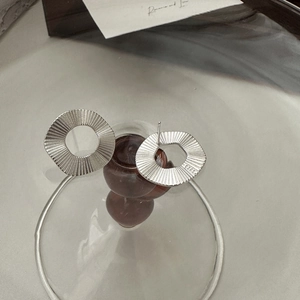 Boucles d'oreilles en argent S925 avec textures plissées géométriques et design arrondi