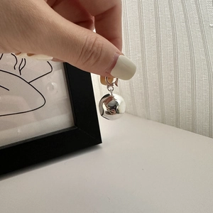 Minimalistische S925 Silber Halskette mit facettierter Kugel und poliertem Finish