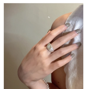Dettaglio dell'anello in argento s925 con superficie ovale e motivo a stella con zircone