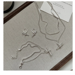 Détail d'un ensemble de bijoux minimaliste en argent S925 avec fermoirs à bascule en T
