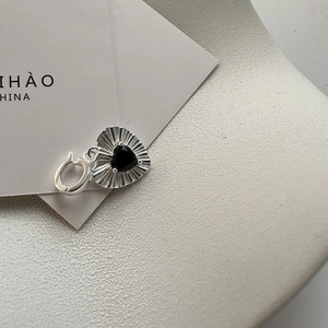 S925 sterling silver necklace with a black heart pendant and elegant spring clasp
