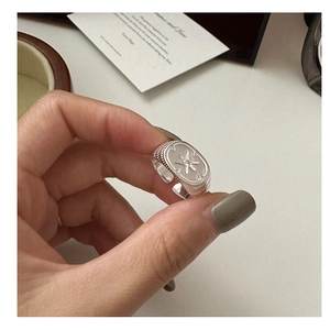 Dettaglio anello sigillo in argento s925 con stella incisa e bordo testurizzato