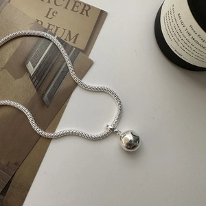 S925 Sterling Silber Schlangenkette mit einem großen polierten runden Kugel-Anhänger